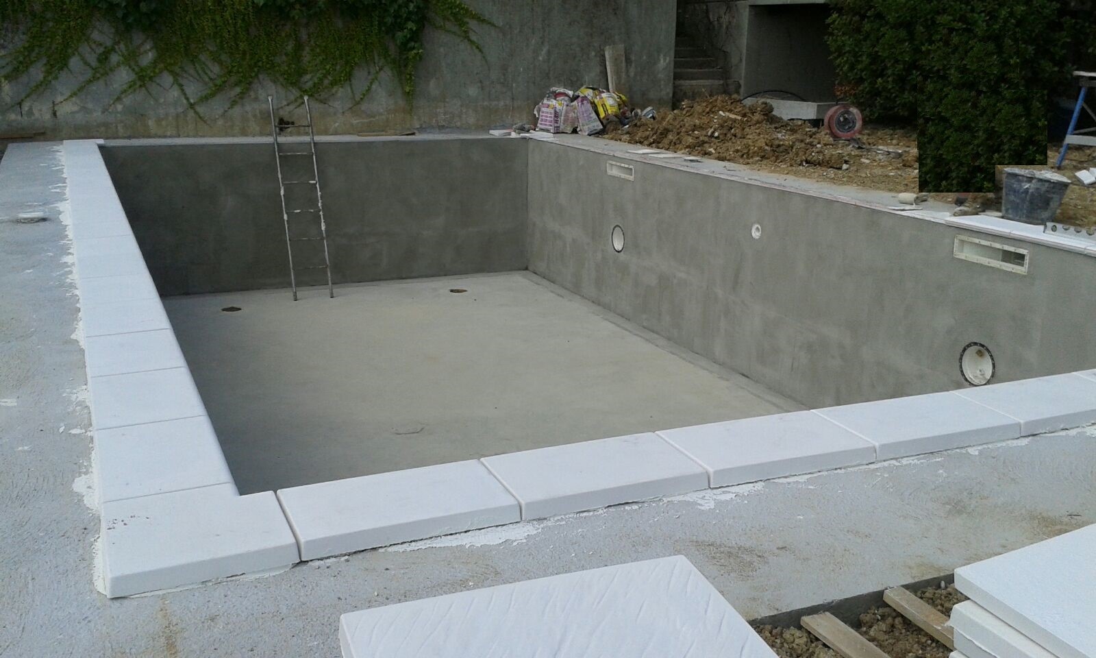 piscina con blocchi di cemento